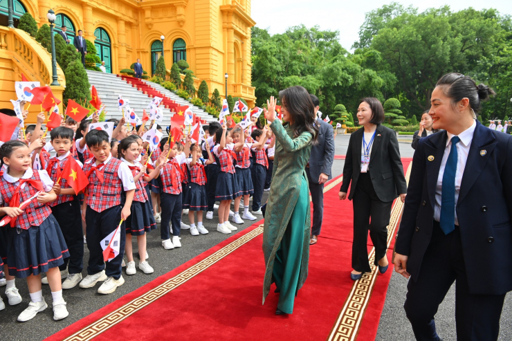 Phu nhân Kim Keon Hee vẫy chào các em nhỏ tham dự lễ đón. (Ảnh: Như Ý)