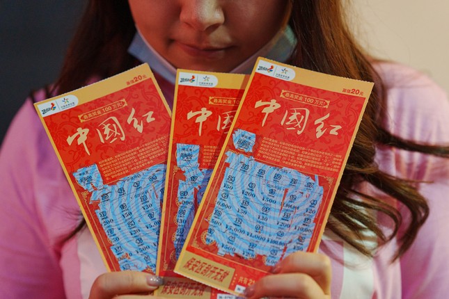 Người trẻ Trung Quốc mong đổi vận, tặng quà bằng xổ số - 2