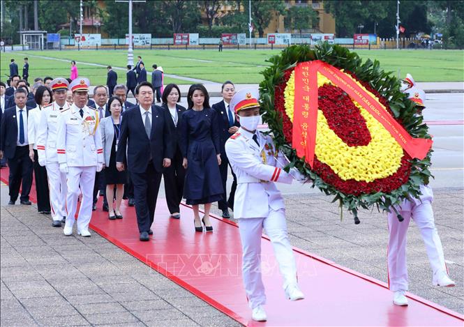 Tổng thống Hàn Quốc Yoon Suk Yeol và Phu nhân đến đặt vòng hoa và vào Lăng viếng Chủ tịch Hồ Chí Minh. Ảnh: TTXVN