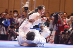 Hot-girl Jujitsu của Campuchia” rơi lệ vì thua ở ”trận đấu xấu xí”