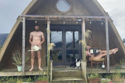 Cặp đôi bán ngôi nhà độc đáo bằng cách chụp ảnh khỏa thân