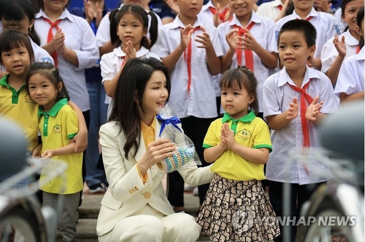 Đệ nhất phu nhân Hàn Quốc Kim Keon Hee thăm Làng trẻ em SOS ở Hà Nội và nhận quà từ một em nhỏ. (Ảnh: Yonhap)