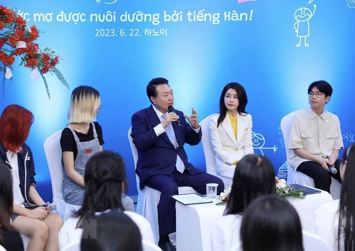 Bà Kim Keon Hee cùng Tổng thống Hàn Quốc Yoon Suk Yeol trong buổi nói chuyện với các sinh viên Trường đại học Ngoại ngữ, Đại học Quốc gia Hà Nội, ngày 22/6. (Ảnh: TTXVN)