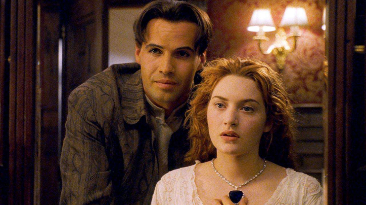 Billy Zane đảm nhận vai Caledon Hockley, gã hôn phu độc đoán, kiêu ngạo.
