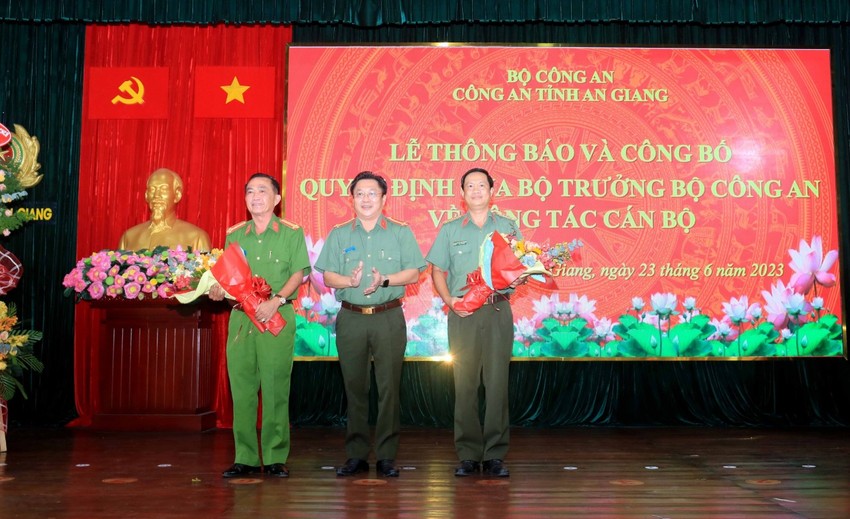 Đại tá Lâm Phước Nguyên, Giám đốc Công an tỉnh An Giang tặng hoa chúc mừng Đại tá Nguyễn Nhật Trường và Đại tá Bùi Bé Năm. Ảnh: HD