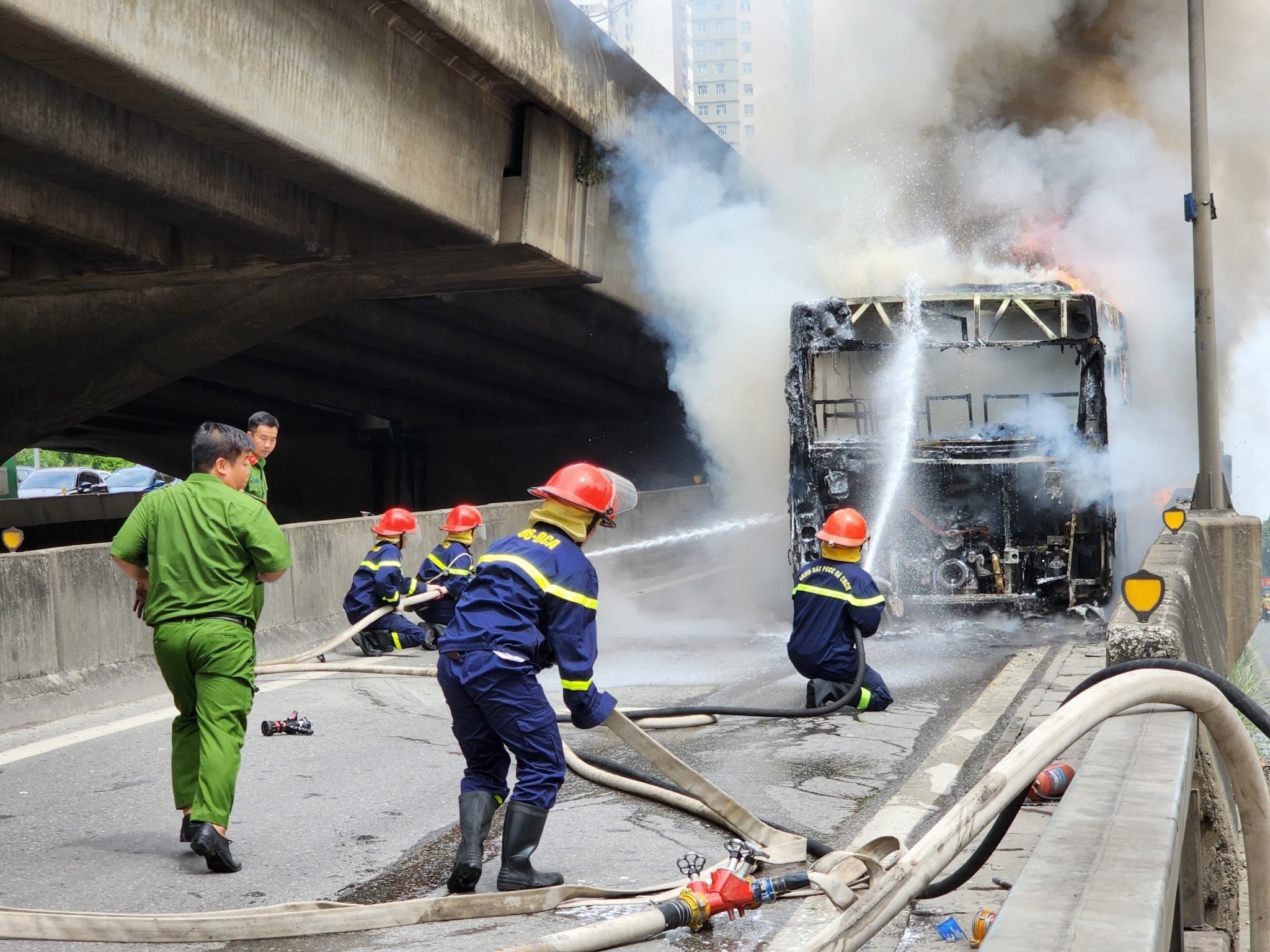 Cảnh sát thông tin ban đầu vụ xe buýt bốc cháy ở đường Vành đai 3 trên cao - 2