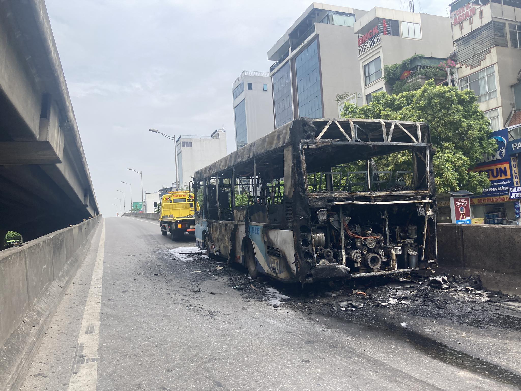 Cảnh sát thông tin ban đầu vụ xe buýt bốc cháy ở đường Vành đai 3 trên cao - 4