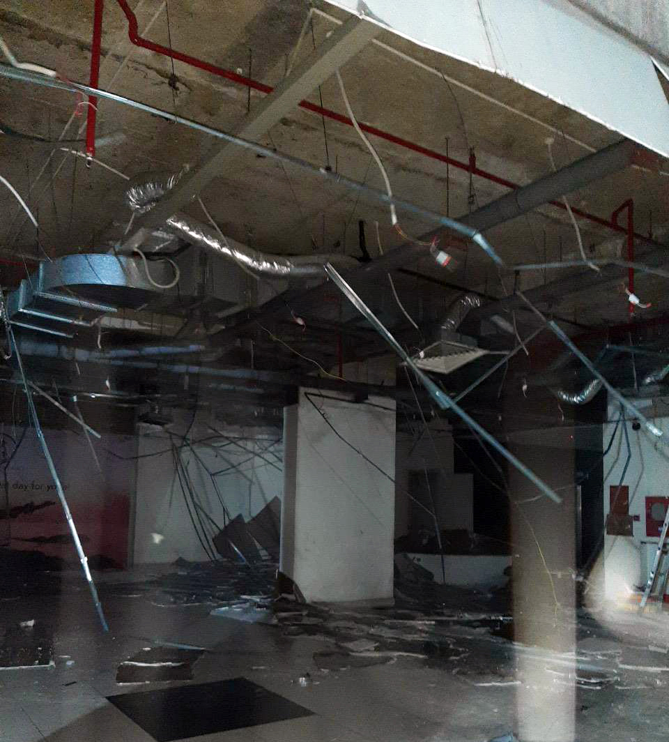 Cây ngã, trần nhà đổ sập, đường ngập sau mưa kèm giông lốc ở TP.HCM - 7