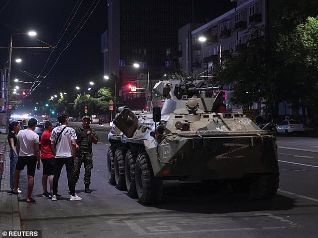 Xe bọc thép quân sự xuất hiện ở thành phố Rostov-on-Don vào tối ngày 23/6. Ảnh: Reuters.