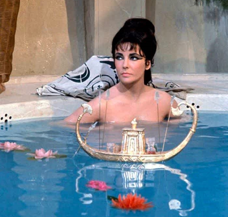 Cảnh quay của&nbsp;Elizabeth Taylor&nbsp;gây ấn tượng với người xem nhờ bối cảnh phòng tắm được trang trí công phu, bên trong còn có nhiều vật dụng như thuyền vàng, hoa,...&nbsp;Theo tờ harpersbazaar, hầu hết những cảnh quay trong&nbsp;Cleopatra (1963)&nbsp;đều do&nbsp;Elizabeth Taylor tự trang điểm.
