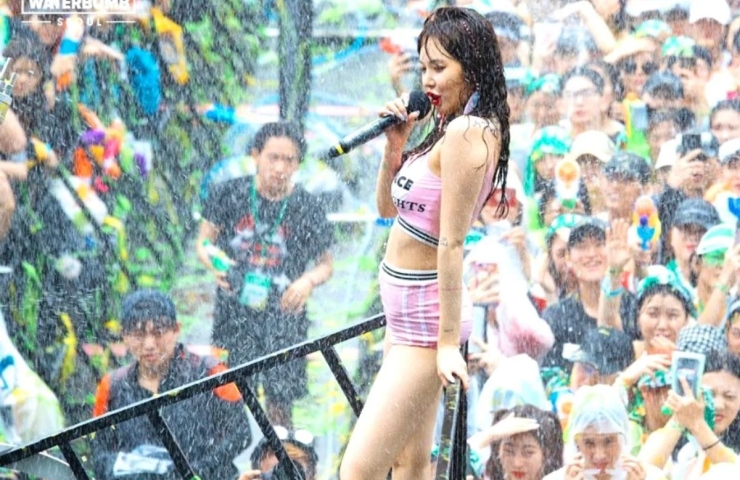 Có mặt tại Waterbomb 2019, HyunA diện bộ cánh màu hồng nhạt với áo 2 dây và quần short.
