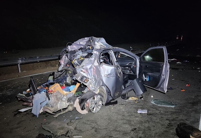 Tin tức 24h qua: Cảnh tượng đáng sợ sau vụ tai nạn trên cao tốc Nha Trang-Cam Lâm - 1