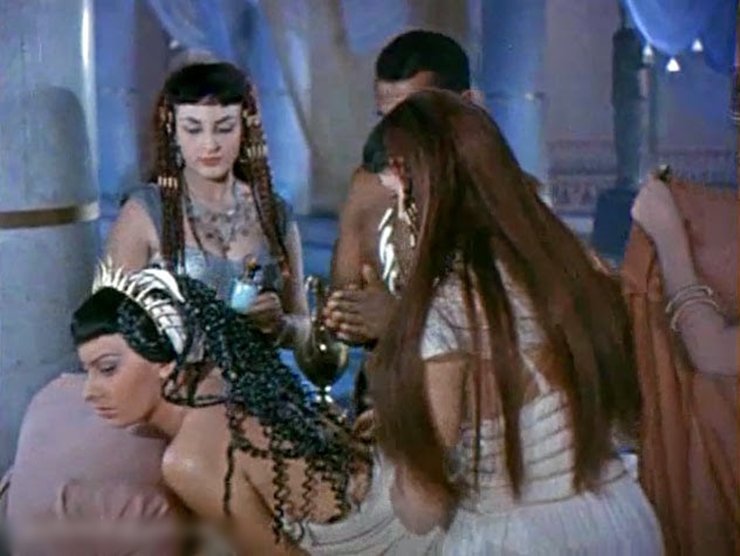 Vai nữ chính Cleopatra do minh tinh Sophia Loren đảm nhận.
