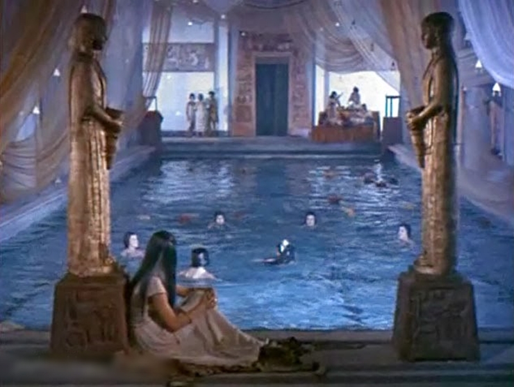 Cùng làm phim đề tài nữ hoàng Cleopatra, cảnh tắm trong Two Nights with Cleopatra (1954) quy mô hơn khi sử dụng hẳn một bể bơi, trang trí thêm rèm và các vật dụng khác để tạo ra bối cảnh hoàng gia.&nbsp;
