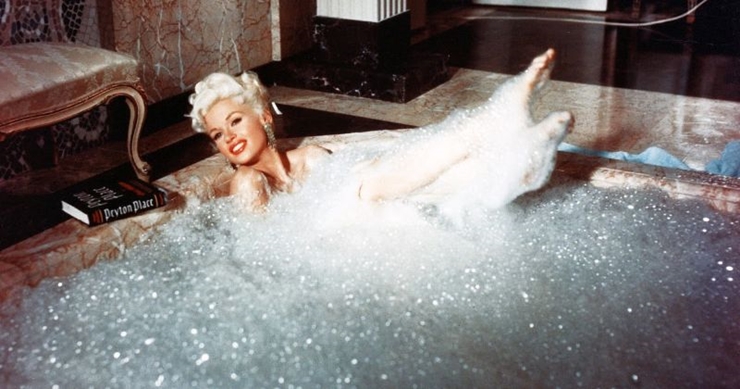 "Biểu tượng sexy" những năm 1950 - Jayne Mansfield gây ấn tượng với cảnh tắm ngập bong bóng xà phòng trong phim Will Success Spoil Rock Hunter? (1957).
