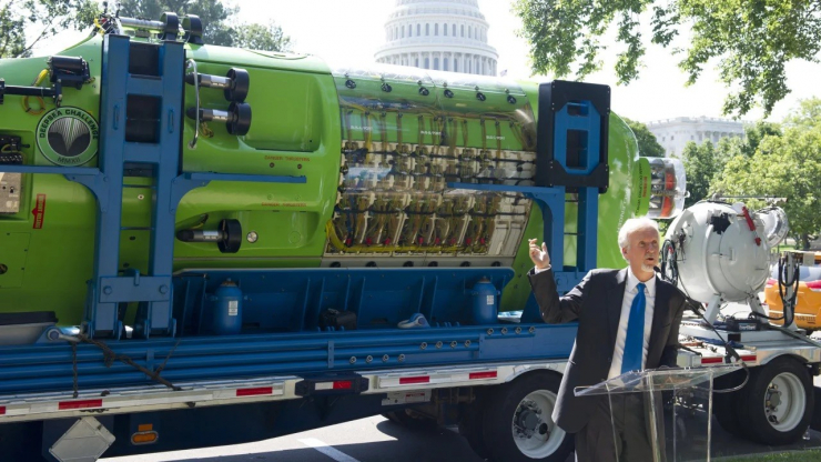 James Cameron đứng trước tàu lặn một người mang tên Deepsea Challenger trong một sự kiện năm 2013.