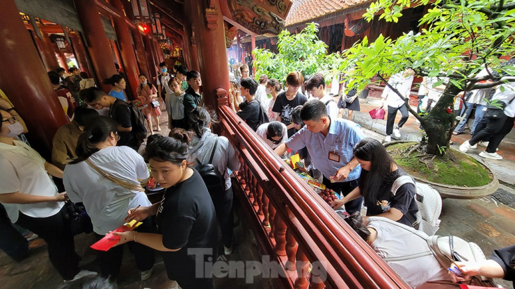 Nghìn sĩ tử đội mưa thắp hương cầu may ở Văn Miếu trước kỳ thi tốt nghiệp THPT 2023 - 1