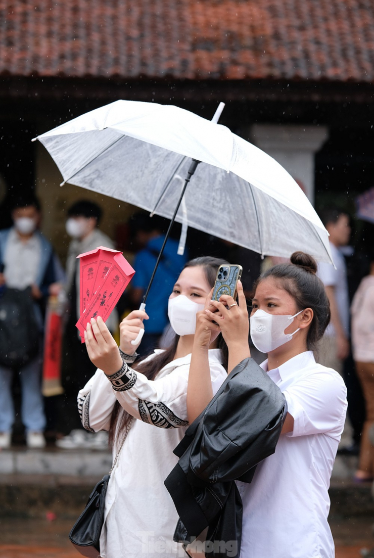 Nghìn sĩ tử đội mưa thắp hương cầu may ở Văn Miếu trước kỳ thi tốt nghiệp THPT 2023 - 9