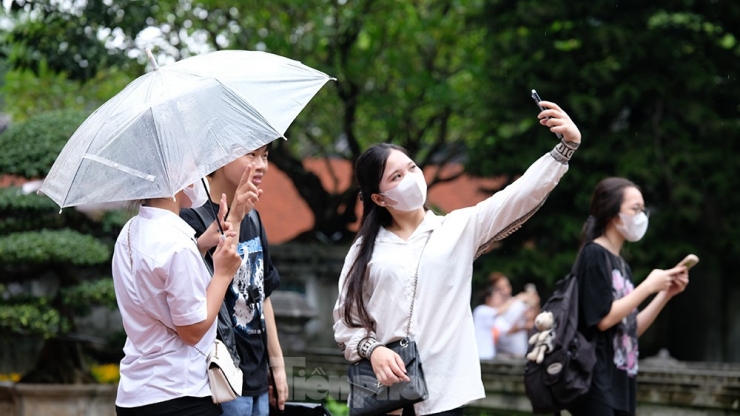 Nghìn sĩ tử đội mưa thắp hương cầu may ở Văn Miếu trước kỳ thi tốt nghiệp THPT 2023 - 12