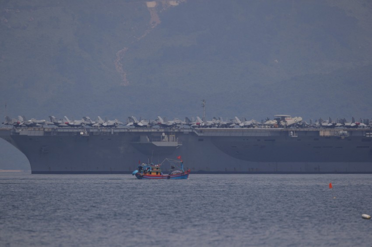 Ngắm tàu sân bay Mỹ USS Ronald Reagan trên vịnh Đà Nẵng - 3