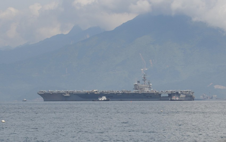 Ngắm tàu sân bay Mỹ USS Ronald Reagan trên vịnh Đà Nẵng - 1