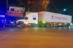 Xe container va chạm với 2 xe máy giữa ngã tư, 5 người bị thương