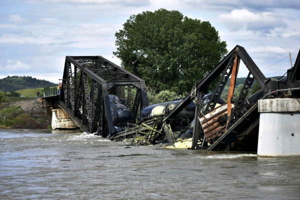 Cầu đường sắt sập ở Mỹ, nhiều toa tàu chứa hóa chất rơi xuống sông - 1