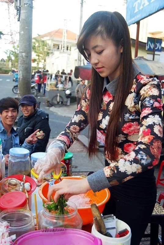 “Hot girl bánh tráng trộn” lộ sắc vóc không nhận ra sau 10 năm - 2