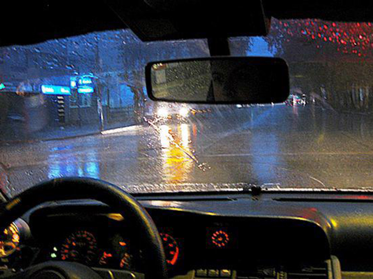 Những kinh nghiệm lái xe ô tô khi trời mưa to, gió lớn - 1