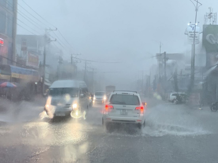 Những kinh nghiệm lái xe ô tô khi trời mưa to, gió lớn - 2