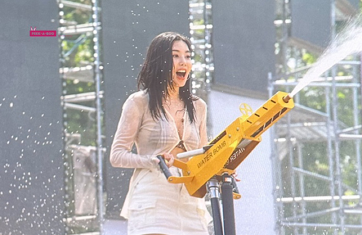 Kwon Eun Bi thu hút chú ý tại Waterbomb Seoul 2023 trong bộ đồ xuyên thấu nội y.
