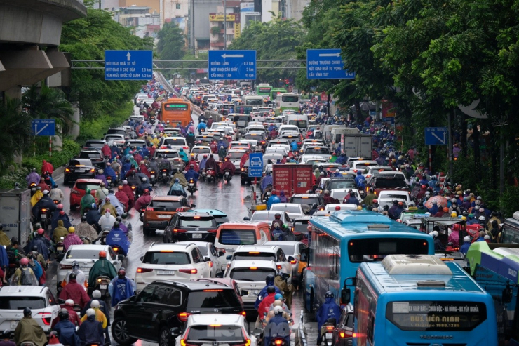 Sáng nay (26/6), Hà Nội mưa to vào giờ người dân đi làm khiến nhiều tuyến phố ùn tắc dưới mưa.