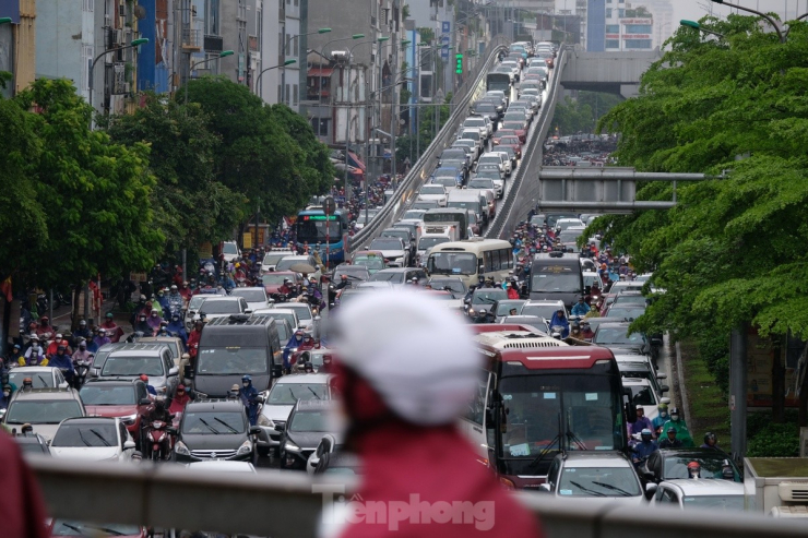 Lối xuống của đường vành đai 2 trên cao (Ngã Tư Vọng - Ngã Tư Sở).