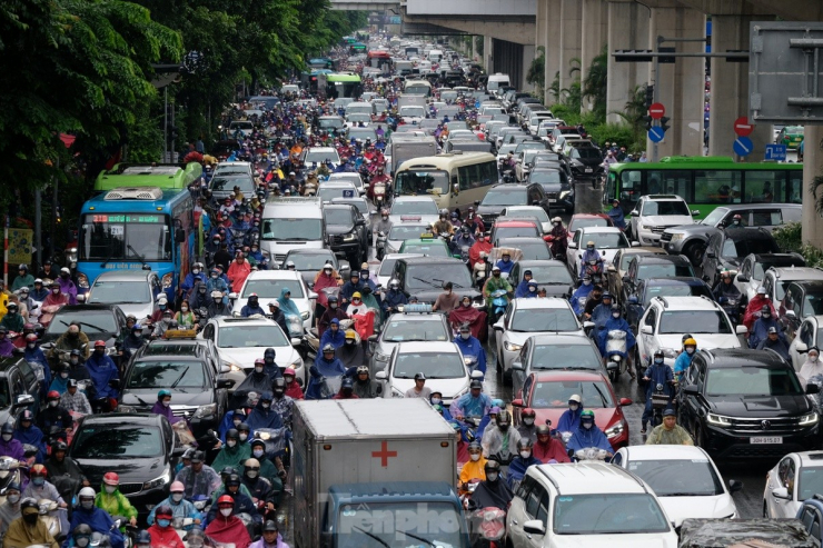 Trục đường Nguyễn Trãi hướng ra Ngã Tư Sở luôn là nỗi ám ảnh cho những ai có lộ trình qua đây, đặc biệt là sáng đầu tuần khi trời mưa giông.