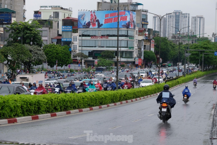 Hình ảnh trái ngược đoạn đầu đường Nguyễn Trãi (trước chợ Ngã Tư Sở) thời điểm 8 giờ sáng nay.