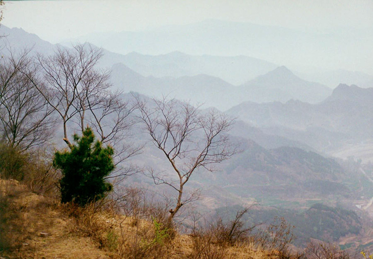 Ngôi làng Guoliang in hình trong sương mù mùa đông.
