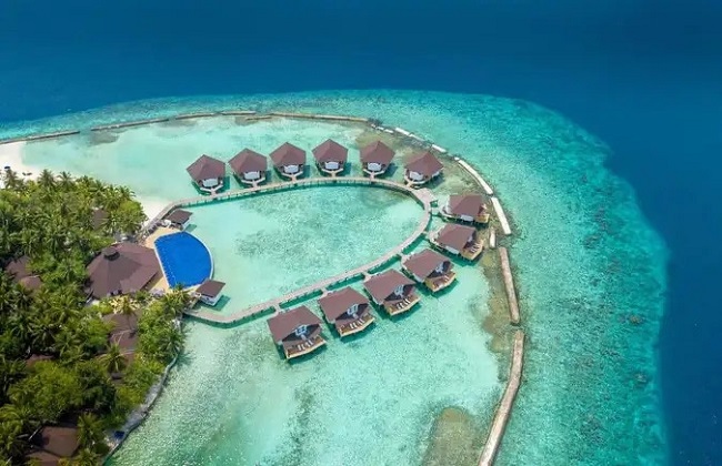 Nhờ vào phát triển du lịch, Maldives đã có một sự chuyển mình thần kỳ, từ quốc đảo nhỏ bé, biệt lập và kinh tế kém phát triển trở thành một trong 26 thiên đường biển thu hút du khách bậc nhất thế giới.
