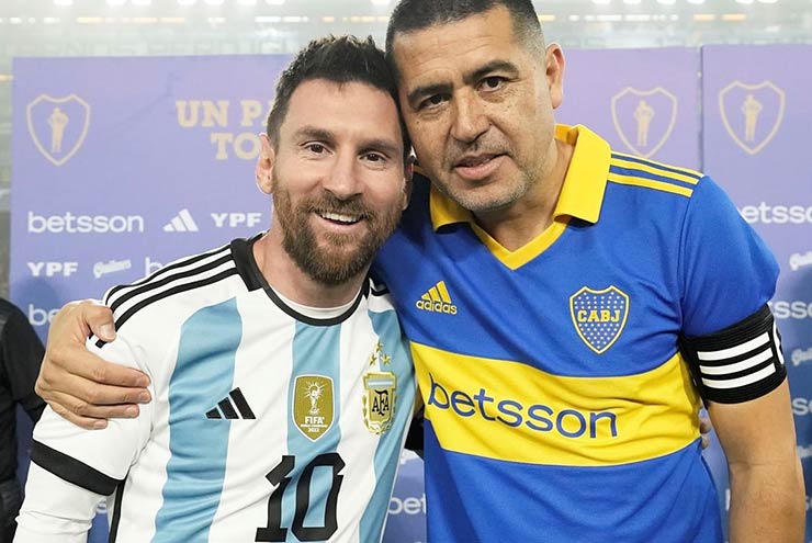 Messi scored a tribute to Riquelme, received a World Cup trophy - 1