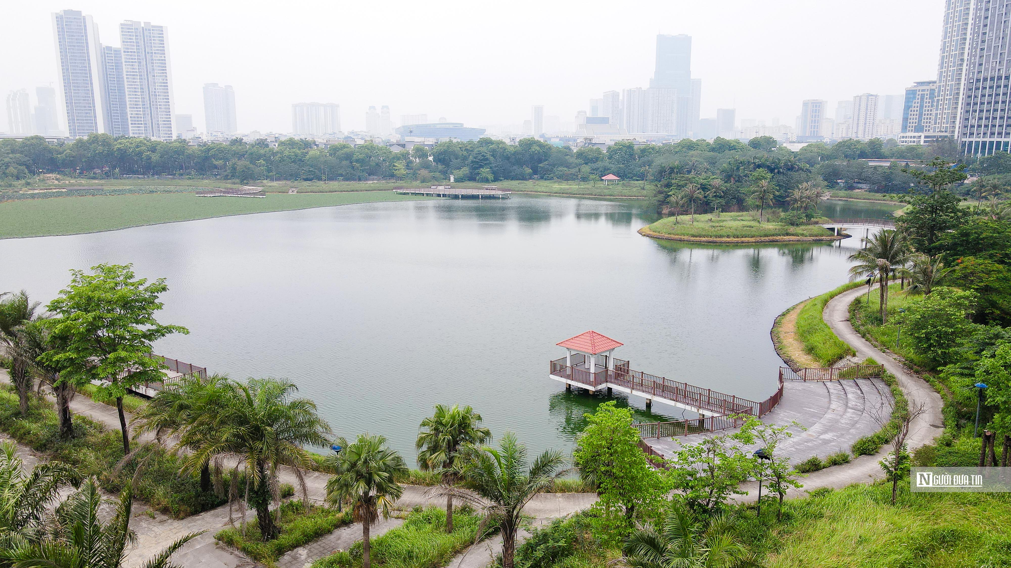 Người dân khu vực này đã nhiều năm mỏi mắt mong chờ ngày "lá phổi xanh" hoàn thiện, mang đến cho cư dân khu vực một khu nghỉ ngơi, giải trí kết hợp các hoạt động vui chơi thể thao ngoài trời, nâng cao sức khỏe. Thế nhưng, càng sau nhiều năm, người dân vẫn tự đặt câu hỏi khi nào thì công viên hồ điều hòa Phùng Khoang chính thức mở cửa.