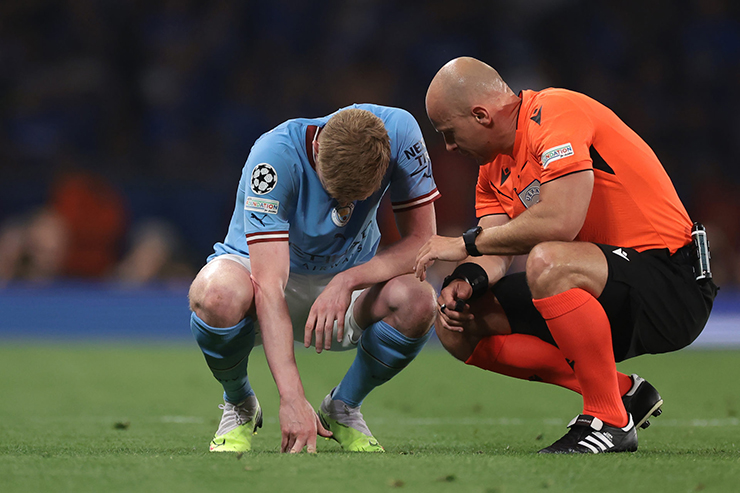 Man City lo sốt vó: De Bruyne lỡ đại chiến Arsenal và trận mở màn Ngoại hạng Anh - 1