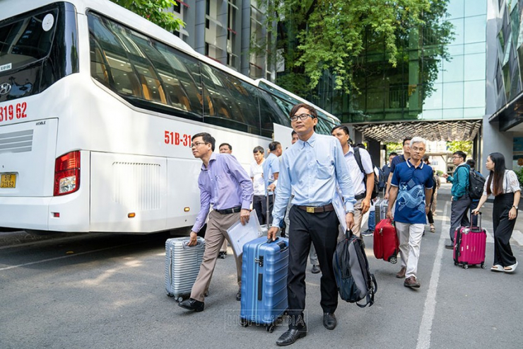 Cán bộ, giảng viên Trường ĐH Công nghiệp Thực phẩm TP.HCM chuẩn bị hành lý di chuyển đến tỉnh An Giang làm nhiệm vụ. Ảnh: THÁI SƠN