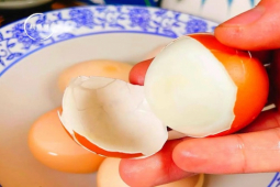 Mẹo luộc trứng cực róc vỏ với nồi cơm điện
