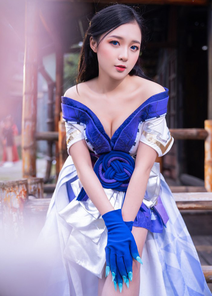 Nữ MC hớp hồn fan bằng màn cosplay tướng Natalya.