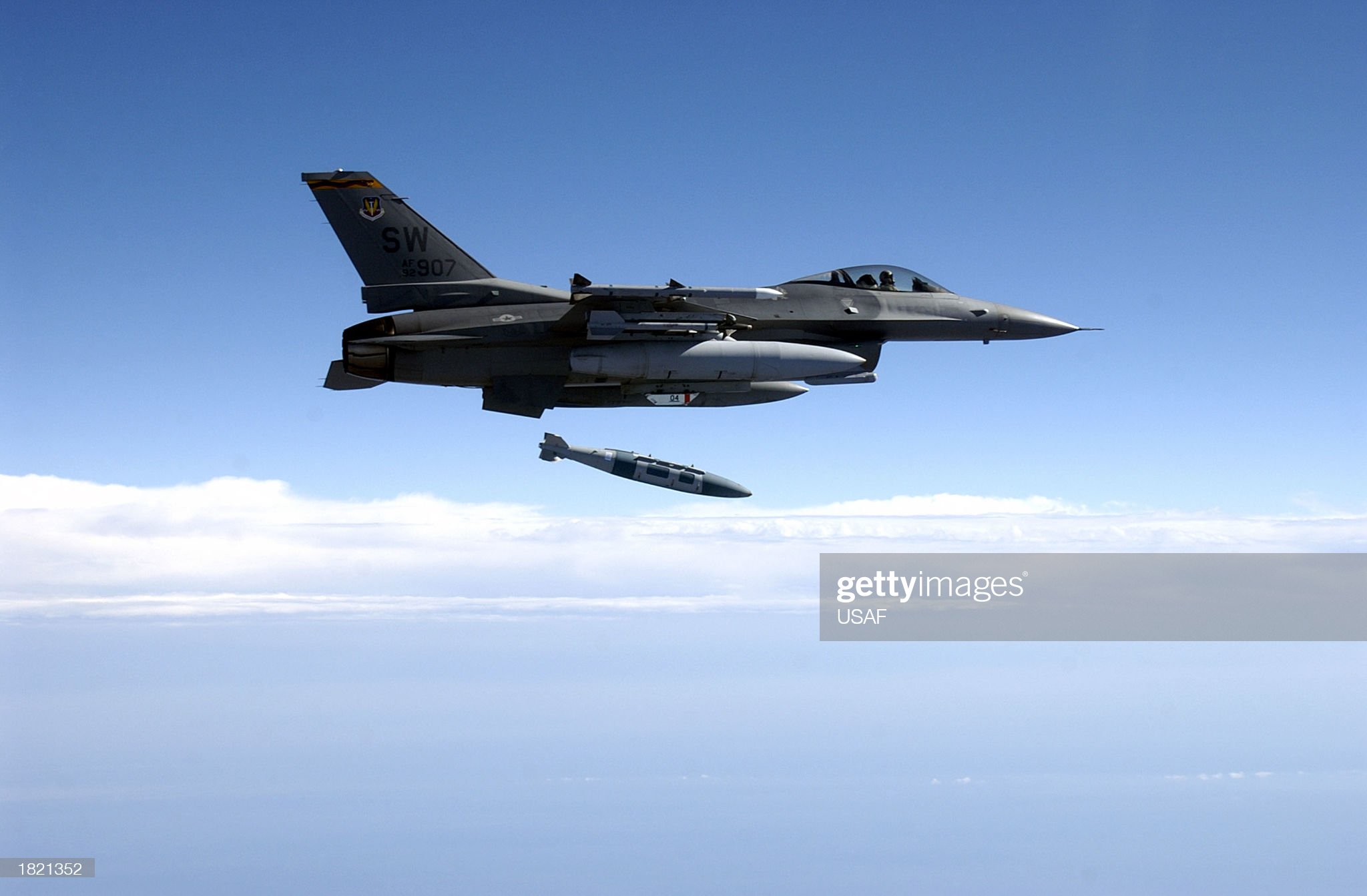 Theo một chuyên gia, nếu Đan Mạch đồng ý cung cấp F-16 cho Ukraine, quốc gia này có thể gửi kèm thêm các vũ khí khác như tên lửa, bom. Ảnh minh họa: Getty