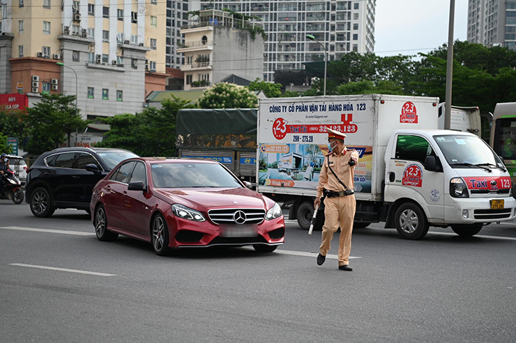 Đi vào làn khẩn cấp Vành đai 3, tài xế BMW khai lý do “vì vợ ở nhà sắp đẻ” - 1