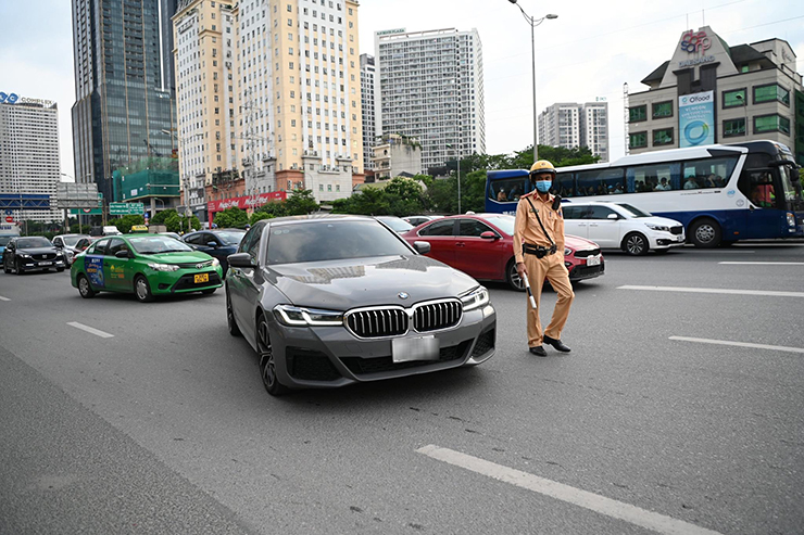 Tài xế điều khiển ôtô BMW đi vào làn đường khẩn cấp bị CSGT dừng xe.