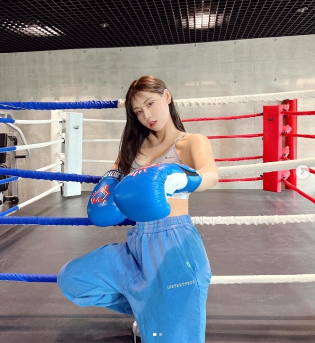 Những ngày không luyện yoga, người đẹp sẽ tập boxing, gym hoặc leo núi trong nhà.
