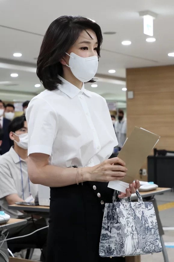 Đệ nhất phu nhân Hàn Quốc khiến váy áo cháy hàng - 5