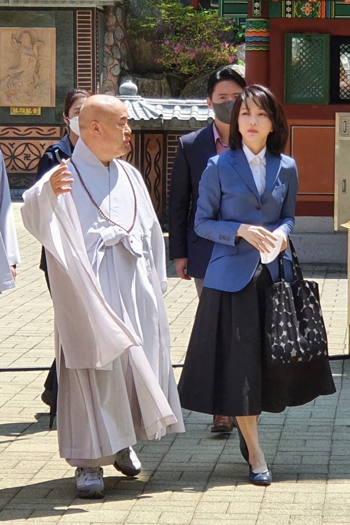 Đệ nhất phu nhân Hàn Quốc khiến váy áo cháy hàng - 8