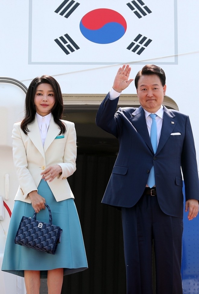 Đệ nhất phu nhân Hàn Quốc khiến váy áo cháy hàng - 1